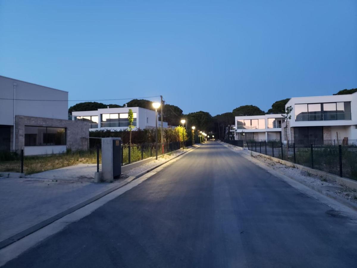 Apartment Lovely 1-bedroom At San Pietro Front Plazhi San Pietro