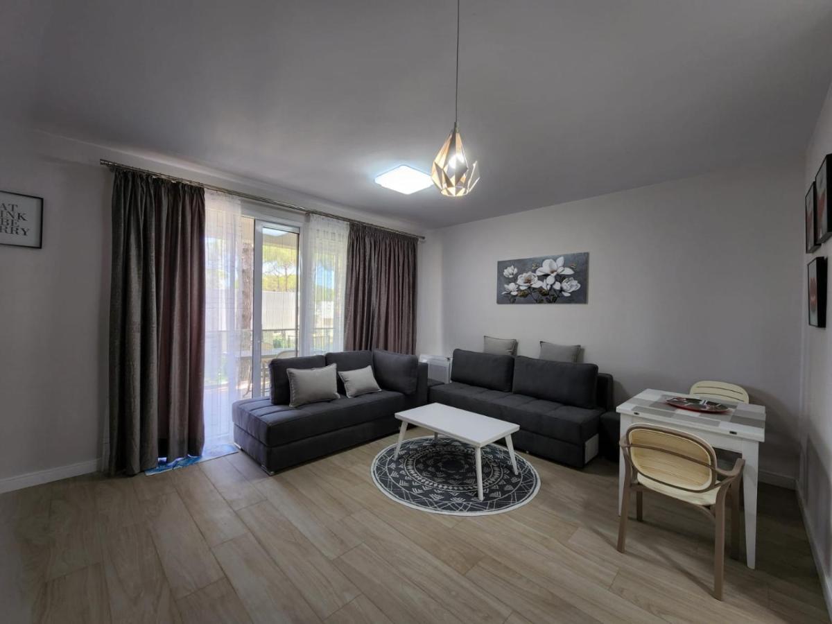 Apartment Lovely 1-bedroom At San Pietro Front Plazhi San Pietro